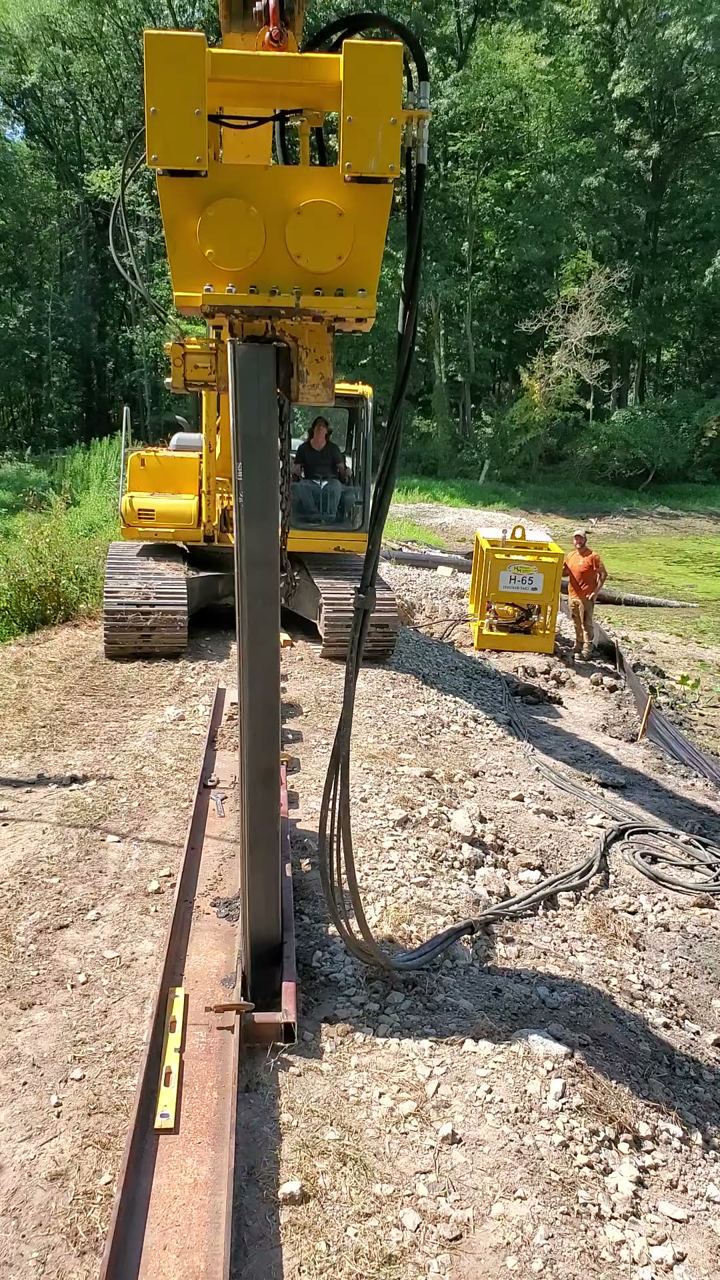 Contractors Marine excavator driving steel sheet piling